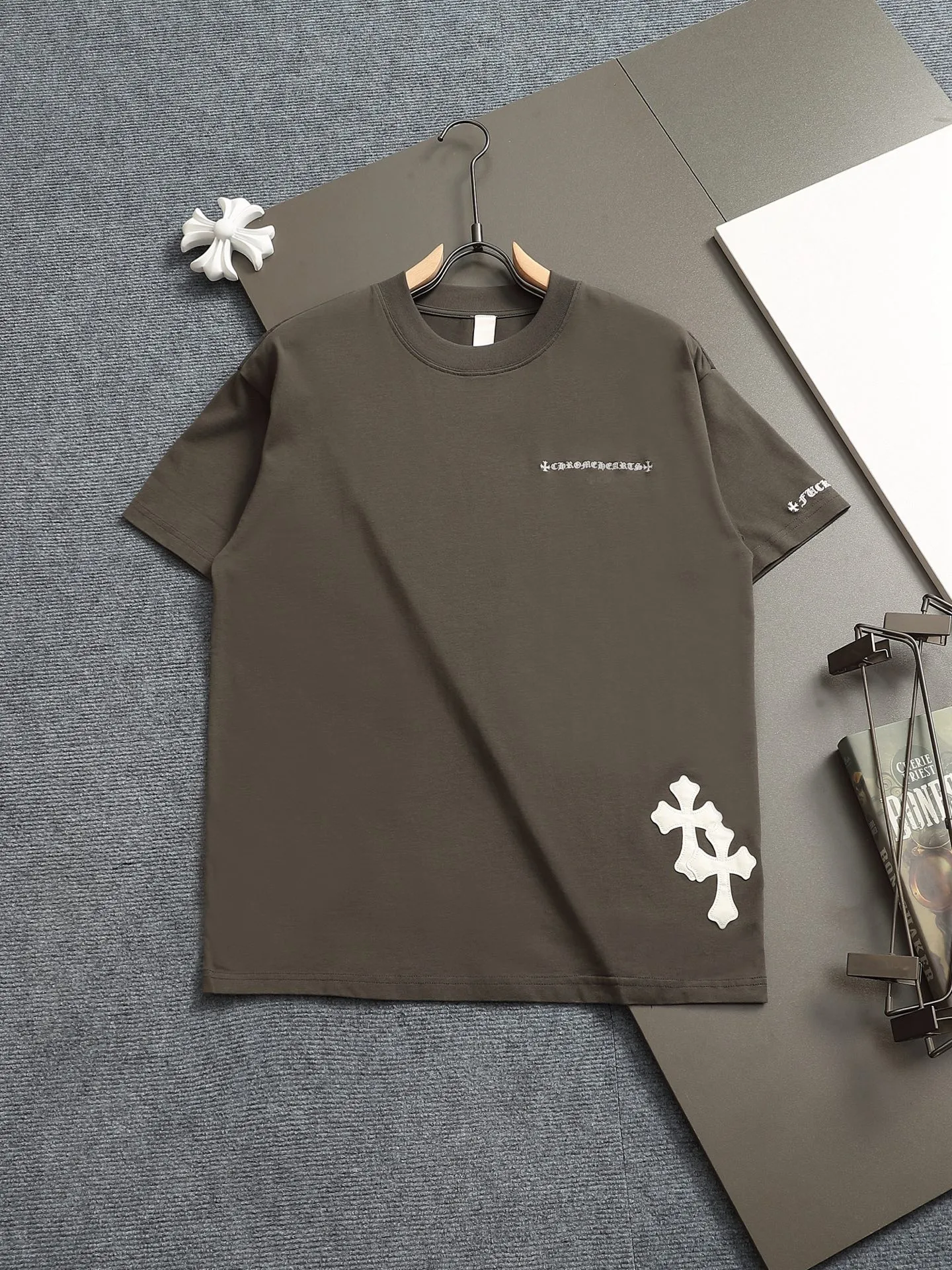 🅿️220 Chrome hearts ch Chrome hearts cross leather short-sleeved T-shirts. Large version. Loose and stylish. The difference is the low version, the slim version, the upper body and the crotch. 100% commitment: top quality, not fast food. The highest version on the market. Top quality, 320 grams. 26 custom-dyed double yarn cotton, same style for men and women, complete with three standards. Color: Black Purple Brown Khaki Size: XS-L Size chart: